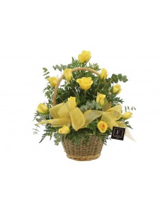 Korb mit gelben Rosen