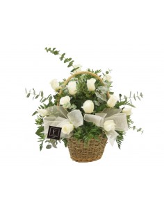 Korb mit weißen Rosen