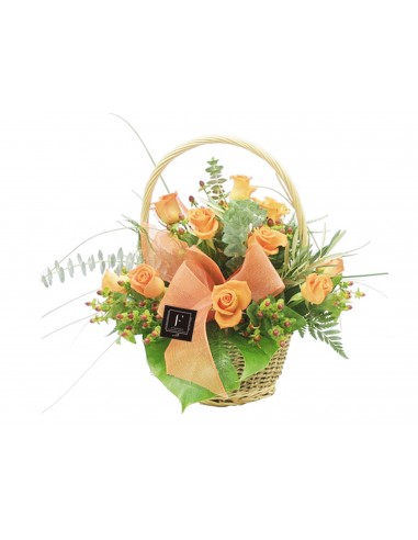 Korb mit orangefarbenen Rosen