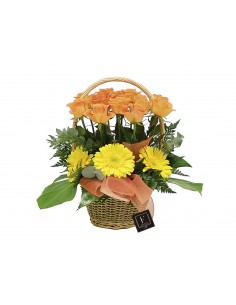 Korb mit orangefarbenen Rosen und gelben Gerbera