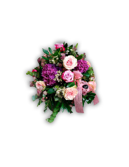 Centro flores rosas, hortensias y flor complementaria
